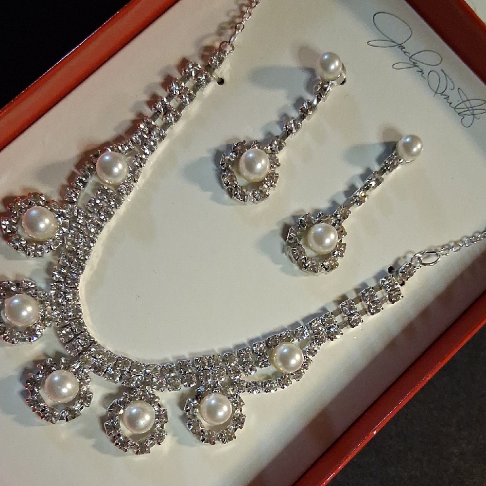 Jaclyn Smith Silver and Pearl Necklace Set